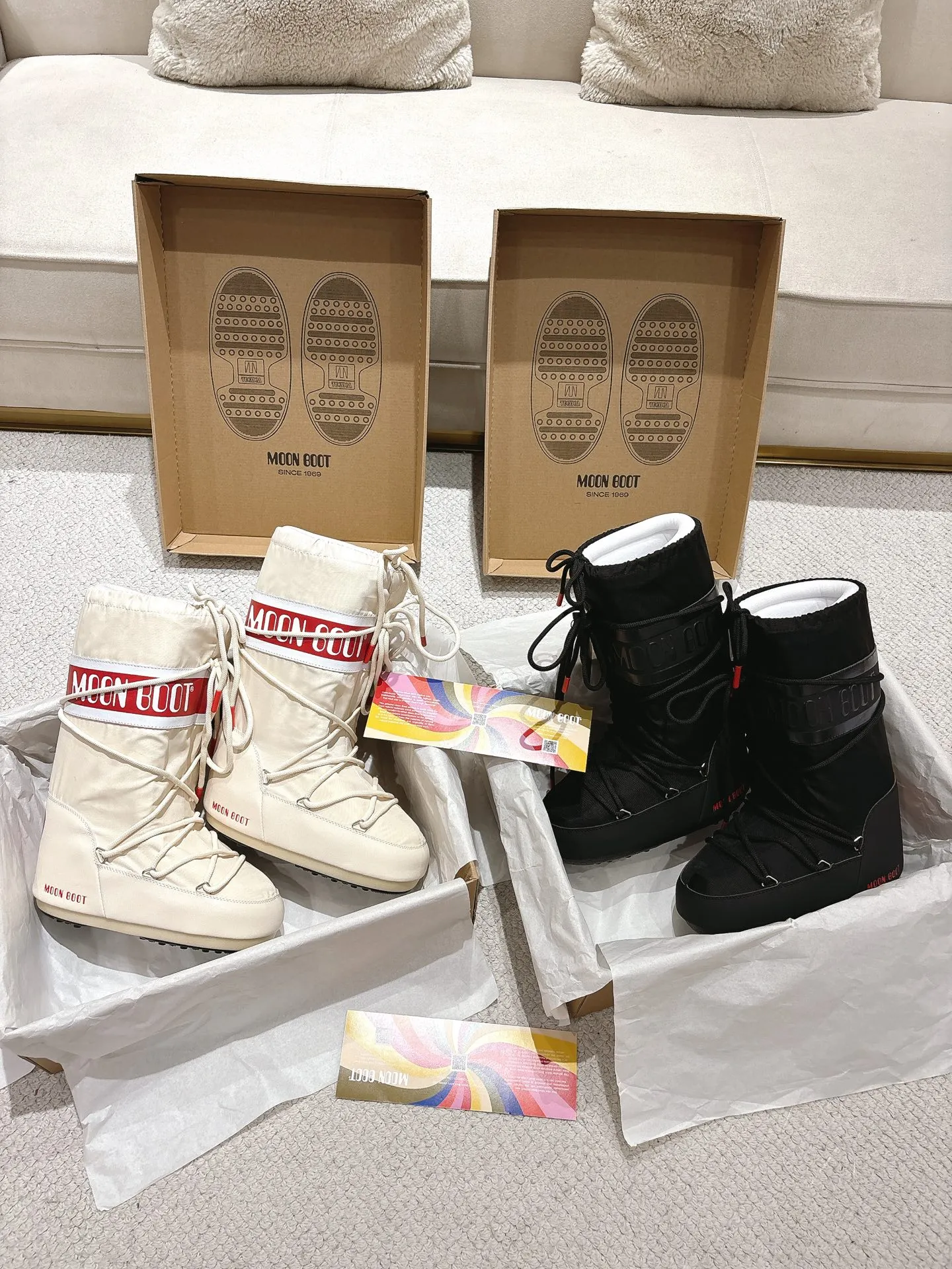 p700 long love style: ❤️ Moon Boot2025 vs autumn and winter popular snow boots series... [Ugly Moon Snow Boots] Forget UGG, fashionable people are wearing Moon Boot snow boots. If you find it difficult to accept the revival of UGG, then there is now a more alternative snow boot that is back, with an inner diameter of 4 cm. That is the Moon Boot. It was already very popular in the millennium. Back then, Paris Hilton and Victoria Beckham Celebrities often wear it, and now the Y2K trend is popular again. The same style is worn by young people in QQ shows, and the ugly snow boots that are shown in thousands of people have become popular again, regardless of men and women. They look slim but warm and easy to wear... ❶Fabric: Original custom/cowhide/woven wool/high mercerized waterproof cloth ❷Inner: original 100% silk cotton liner ❸foot: original 100% silk cotton liner ❹ Outsole: Original molded two-color non-slip outsole ❺ Sole thickness: 4cm (including **) ❻ Code number: 35/38; 39/41; ❼ Packaging: Original full set of packaging ☀ Color: Official website updated simultaneously